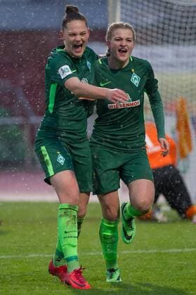 v.li.: Giovanna Hoffmann (SV Werder Bremen, 17) und Torschützin Verena Volkmer (SV Werder Bremen, 16) mit Torjubel, Jubel, Freude über das Tor zum 2:0, Fussball, Allianz Frauen-Bundesliga, SV Werder Bremen - 1. FC Köln,