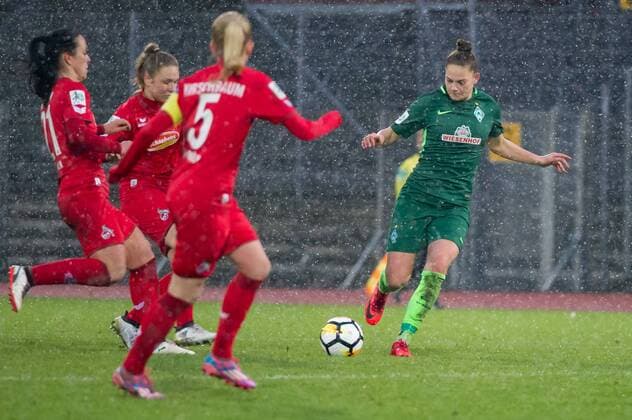 Giovanna Hoffmann (SV Werder Bremen, 17) am Ball, Aktion, Action, Fussball, Allianz Frauen-Bundesliga, SV Werder Bremen - 1. FC Köln,