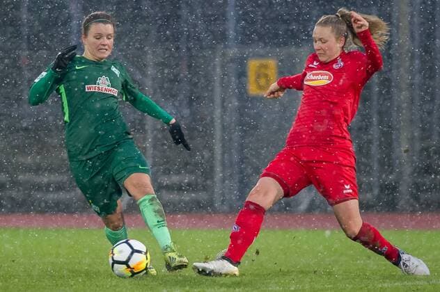 v.li.: Janine Angrick (SV Werder Bremen, 8) im Zweikampf, Duell mit Kristina Hild (1. FC Köln, 27), Fussball, Allianz Frauen-Bundesliga, SV Werder Bremen - 1. FC Köln,