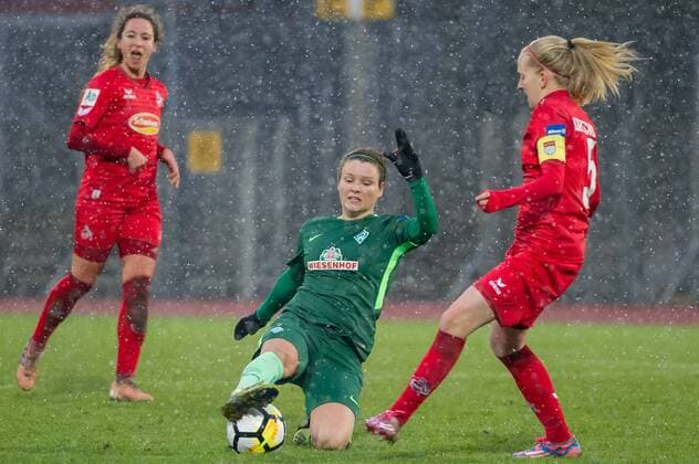 v.li.: Janine Angrick (SV Werder Bremen, 8) im Zweikampf, Duell mit Anna Kirschbaum (1. FC Köln, 5), Fussball, Allianz Frauen-Bundesliga, SV Werder Bremen - 1. FC Köln,