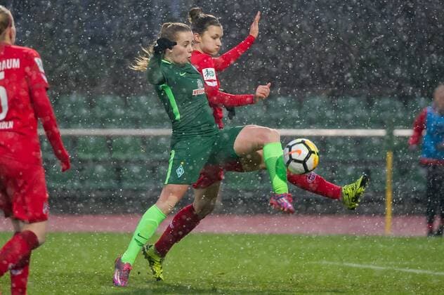 v.li.: Nina Lührßen (Luehrssen, SV Werder Bremen, 4) erzielt das Tor zum 3:0 im Zweikampf, Duell mit Marie Pyko (1. FC Köln, 26), Fussball, Allianz Frauen-Bundesliga, SV Werder Bremen - 1. FC Köln,