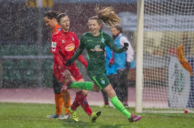 Torschützin Nina Lührßen (Luehrssen, SV Werder Bremen, 4) mit Torjubel, Jubel, Freude über das Tor zum 3:0, Fussball, Allianz Frauen-Bundesliga, SV Werder Bremen - 1. FC Köln,