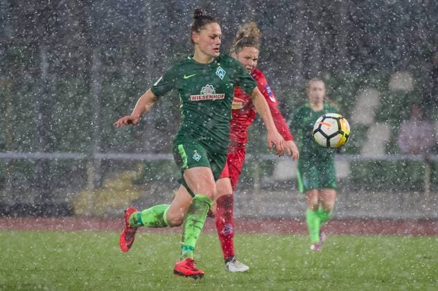 Giovanna Hoffmann (SV Werder Bremen, 17) am Ball, Aktion, Action, Fussball, Allianz Frauen-Bundesliga, SV Werder Bremen - 1. FC Köln,