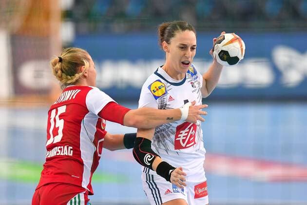 Handball, WM, Damen, Ungarn - Frankreich 2017.12.10 Lipsk Pilka Reczna Mistrzostwa Swiata Niemcy 2017 Wegry - Francja N z Camille Ayglon Saurina Foto Pawel Andrachiewicz PressFocus 2017.12.10 Lipsk Handball 23rd Women s World Championship WM Weltmeisterschaft 2017 Hungary - France Camille Ayglon Saurina Credit: Pawel Andrachiewicz PressFocus NEWSPIX.PL --- Newspix.pl FRANCE OUT!  20171210_PF_PA766