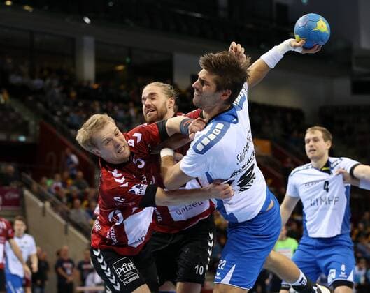 Ludwigsburg, Handball 2. Bundesliga SG BBM Bietigheim vs. VfL Lübeck Schwartau:v.l. Julian Lauenroth (Lübeck), Rickard Akerman (Lübeck), Paco Barthe (BBM)