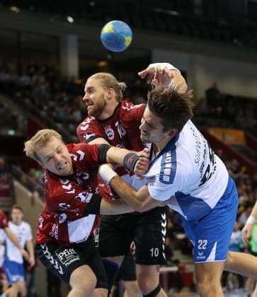 Ludwigsburg, Handball 2. Bundesliga SG BBM Bietigheim vs. VfL Lübeck Schwartau:v.l. Julian Lauenroth (Lübeck), Rickard Akerman (Lübeck), Paco Barthe (BBM)