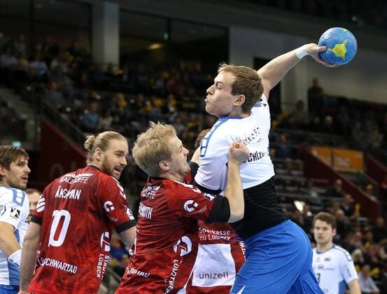 Ludwigsburg, Handball 2. Bundesliga SG BBM Bietigheim vs. VfL Lübeck Schwartau:v.l. Julian Lauenroth (Lübeck),Patrick Rentschler (BBM)