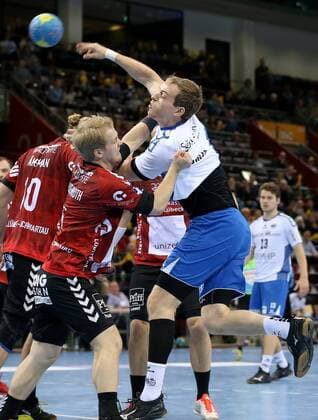 Ludwigsburg, Handball 2. Bundesliga SG BBM Bietigheim vs. VfL Lübeck Schwartau:v.l. Julian Lauenroth (Lübeck),Patrick Rentschler (BBM)