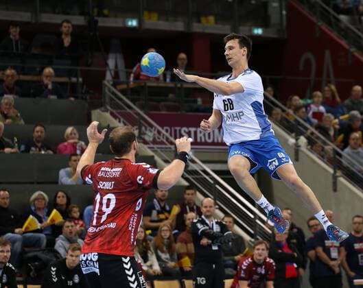 Ludwigsburg, Handball 2. Bundesliga SG BBM Bietigheim vs. VfL Lübeck Schwartau:v.l Jan Schult(Lübeck),Max Emanuel (SG)