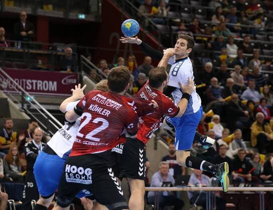 Ludwigsburg, Handball 2. Bundesliga SG BBM Bietigheim vs. VfL Lübeck Schwartau:v.l. Jan Schult (Lübeck),Felix König (BBM)