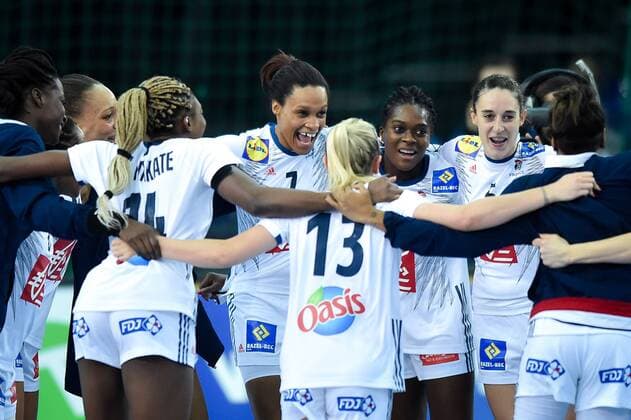 Handball, WM, Damen, Ungarn - Frankreich 2017.12.10 Lipsk Pilka reczna Mistrzostwa Swiata w pilce recznej kobiet Wegry - Francja N z French team celebrate victory Foto Lukasz Laskowski PressFocus 2017.12.10 Leipizg IHF Women s Handball World Championship WM Weltmeisterschaft Hungary v France French team celebrate victory Credit: Lukasz Laskowski PressFocus NEWSPIX.PL --- Newspix.pl FRANCE OUT!  20171210_LUK_618