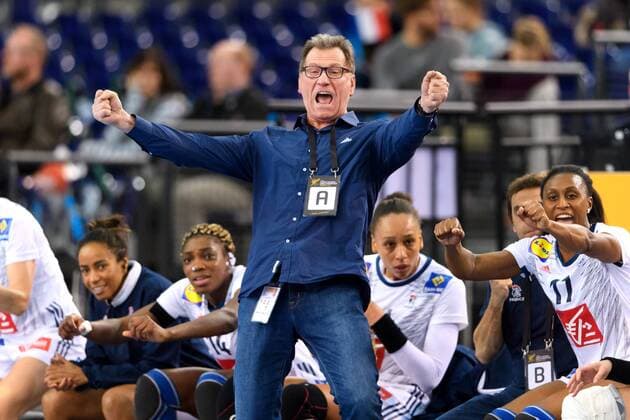 Handball, WM, Damen, Ungarn - Frankreich 171210 Frankrikes förbundskapten Oliver Krumbholz jublar i attondelsfinalen mellan Ungern och Frankrike under handbolls-VM den 10 december 2017 i Leipzig. Copyright: CARLxSANDIN BB171210CS012