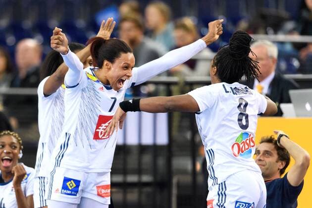 Handball, WM, Damen, Ungarn - Frankreich 171210 Frankrikes Allison Pineau jublar pa bänken i attondelsfinalen mellan Ungern och Frankrike under handbolls-VM den 10 december 2017 i Leipzig. Copyright: CARLxSANDIN BB171210CS014