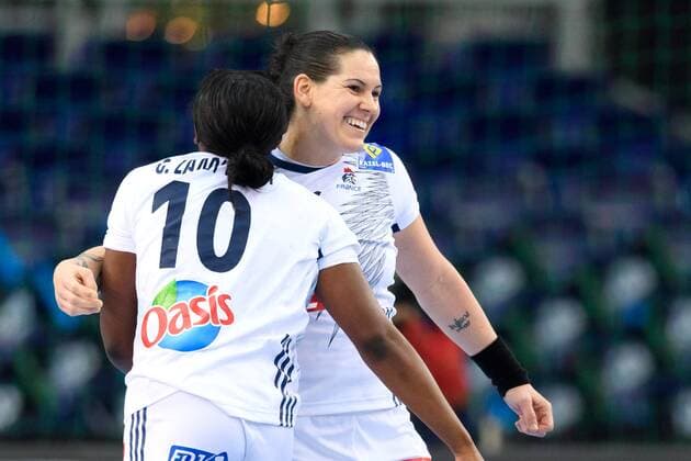 Handball, WM, Damen, Ungarn - Frankreich 171210 Frankrikes Grace Zaadi och Alexandra Lacrabere jublar efter attondelsfinalen mellan Ungern och Frankrike under handbolls-VM den 10 december 2017 i Leipzig. Copyright: CARLxSANDIN BB171210CS015