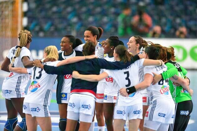 Handball, WM, Damen, Ungarn - Frankreich 2017.12.10 Lipsk Pilka Reczna Mistrzostwa Swiata Niemcy 2017 Wegry - Francja N z radosc po wygranej Foto Pawel Andrachiewicz PressFocus 2017.12.10 Lipsk Handball 23rd Women s World Championship WM Weltmeisterschaft 2017 Hungary - France radosc po wygranej Credit: Pawel Andrachiewicz PressFocus NEWSPIX.PL --- Newspix.pl FRANCE OUT!  20171210_PF_PA825