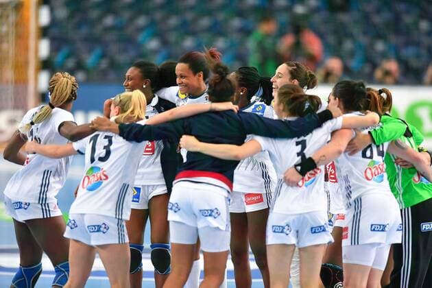 Handball, WM, Damen, Ungarn - Frankreich 2017.12.10 Lipsk Pilka Reczna Mistrzostwa Swiata Niemcy 2017 Wegry - Francja N z radosc po wygranej Foto Pawel Andrachiewicz PressFocus 2017.12.10 Lipsk Handball 23rd Women s World Championship WM Weltmeisterschaft 2017 Hungary - France radosc po wygranej Credit: Pawel Andrachiewicz PressFocus NEWSPIX.PL --- Newspix.pl FRANCE OUT!  20171210_PF_PA826