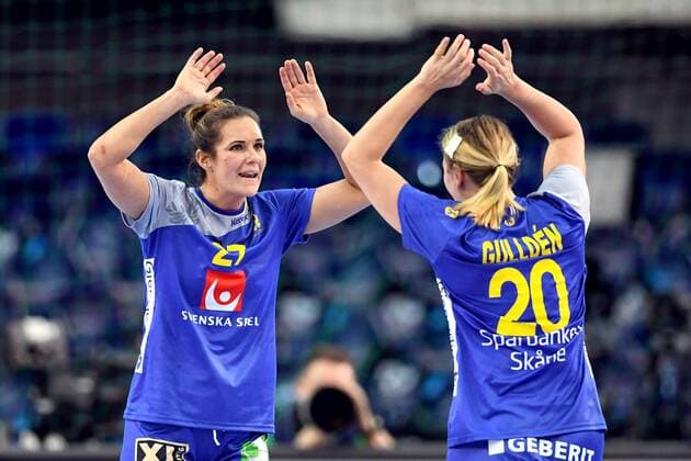 Handball, WM, Damen, Schweden - Slowenien 171210 Sveriges Sabina Jacobsen och Isabelle Gullden jublar under attondelsfinalen mellan Sverige och Slovenien under handbolls-VM den 10 december 2017 i Leipzig. Copyright: CARLxSANDIN BB171210CS058