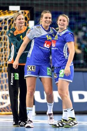 Handball, WM, Damen, Schweden - Slowenien 171210 Sveriges malvakt Johanna Bundsen, Johanna Westberg och Isabelle Gullden jublar under attondelsfinalen mellan Sverige och Slovenien under handbolls-VM den 10 december 2017 i Leipzig. Copyright: CARLxSANDIN BB171210CS063