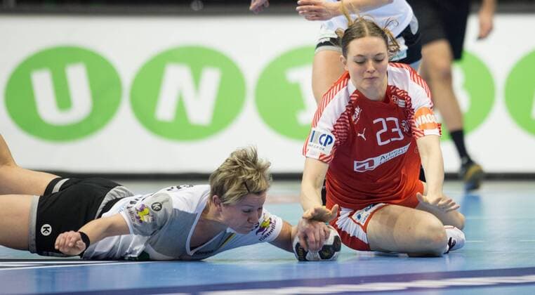 vl: Friederike Gubernatis (42 GER), Kristina Jorgensen (23 DEN) Achtelfinale: Deutschland - Daenemark in Magdeburg am 10.12.2017. Handball 23. Frauen Handball-Weltmeisterschaft in Deutschland 2017,