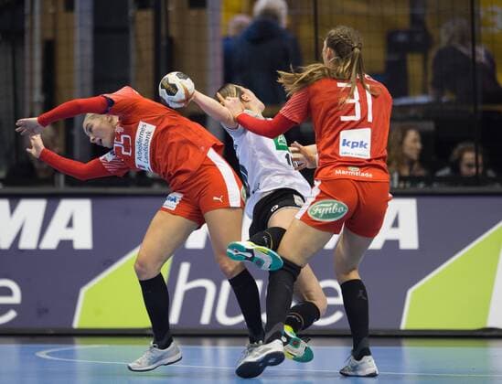 Anna Loerper (10 GER) versucht sich durch die Abwehr von Daenemark. Sie wird von Trine Ostergaard Jensen (25 DEN) und Line Haugsted (31 DEN) gestoppt. Line Haugsted (31 DEN) sieht daraufhin die Rote Karte und muss vom Platz gehen. Achtelfinale: Deutschland - Daenemark in Magdeburg am 10.12.2017. Handball 23. Frauen Handball-Weltmeisterschaft in Deutschland 2017,