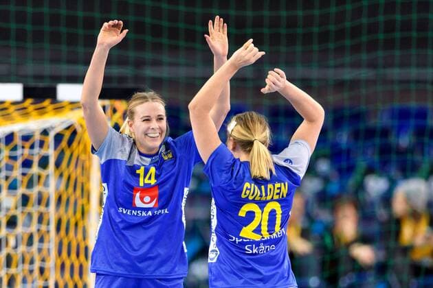 Bilder des Tages - SPORT Handball, WM, Damen, Schweden - Slowenien 171210 Sveriges Johanna Westberg jublar med Isabelle Gullden i attondelsfinalen mellan Sverige och Slovenien under handbolls-VM den 10 december 2017 i Leipzig. Copyright: CARLxSANDIN BB171210CS076