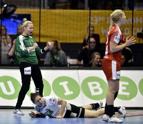 Bilder des Tages - SPORT Sandra Toft har reddet igen. Danmark modte vaertslandet Tyskland i 1 8-finalen ved VM i handbold for kvinder, sondag aften. Kampen blev spillet i Magdeburg. Polfoto_73275433  Copyright: POULSENxLARS