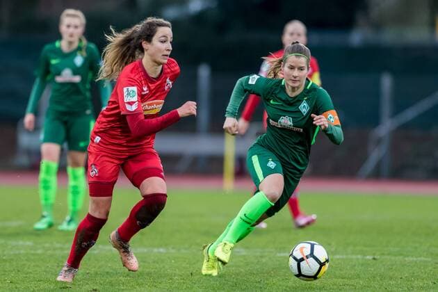 v.li.: Julia Arnold (1. FC Köln, 31) und Marie-Louise Eta (SV Werder Bremen, 6) im Laufduell, Fussball, Allianz Frauen-Bundesliga, 1. FC Köln - SV Werder Bremen,