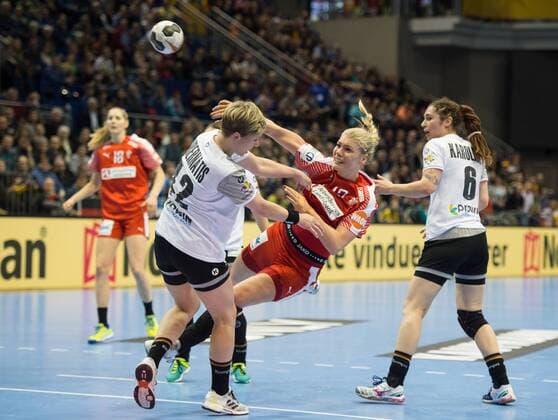 Bilder des Tages - SPORT vl: Friederike Gubernatis (42 GER), Kathrine Heindahl (10 DEN), Jenny Karolius (6 GER) Achtelfinale: Deutschland - Daenemark in Magdeburg am 10.12.2017. Handball 23. Frauen Handball-Weltmeisterschaft in Deutschland 2017,