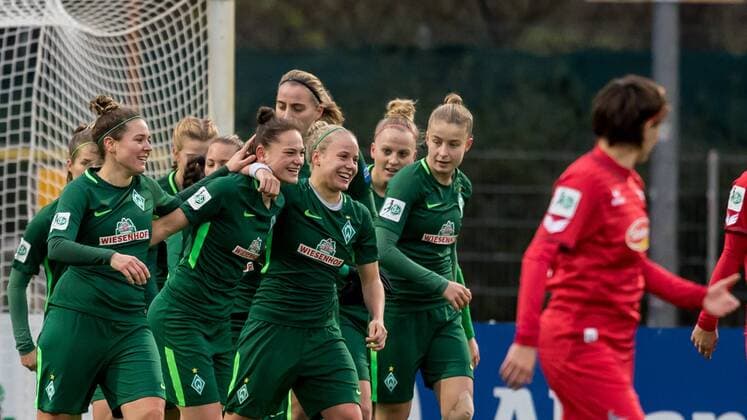 Die Spielerinnen des SV Werder Bremen beim Torjubel, Goal celebration, celebrate the goal, goal celebration, Jubeltraube, Fussball, Allianz Frauen-Bundesliga, 1. FC Köln - SV Werder Bremen,