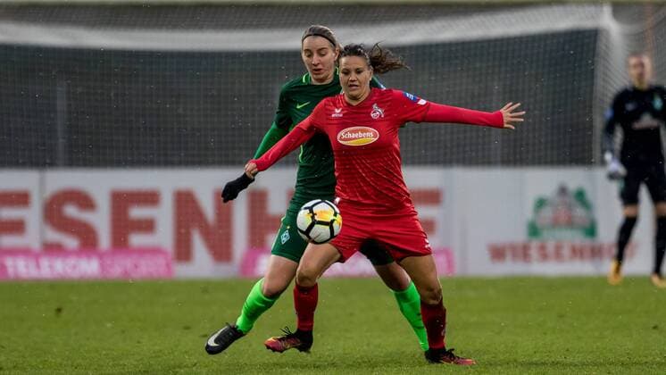 v.li.: Katharina Schiechtl (SV Werder Bremen, 9) und Amber Hearn (1. FC Köln, 10) im Zweikampf, Duell, duel, tackle, Fussball, Allianz Frauen-Bundesliga, 1. FC Köln - SV Werder Bremen,