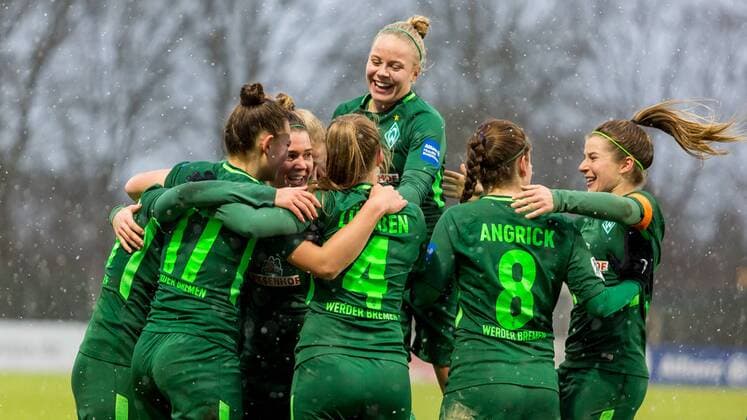 Die Spielerinnen des SV Werder Bremen beim Torjubel, Goal celebration, celebrate the goal, goal celebration, Jubeltraube, Fussball, Allianz Frauen-Bundesliga, 1. FC Köln - SV Werder Bremen,