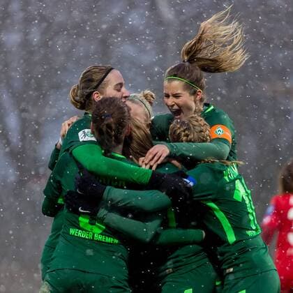 Bilder des Tages - SPORT Die Spielerinnen des SV Werder Bremen beim Torjubel, Goal celebration, celebrate the goal, goal celebration, Jubeltraube, Fussball, Allianz Frauen-Bundesliga, 1. FC Köln - SV Werder Bremen,