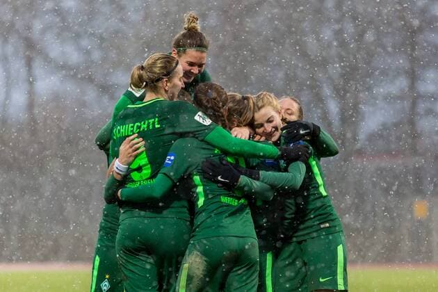 Die Spielerinnen des SV Werder Bremen beim Torjubel, Goal celebration, celebrate the goal, goal celebration, Jubeltraube, Fussball, Allianz Frauen-Bundesliga, 1. FC Köln - SV Werder Bremen,