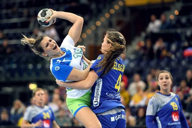Handball, WM, Damen, Schweden - Slowenien 171210 Sloveniens Neli Irman och Sveriges Olivia Mellegard under attondelsfinalen mellan Sverige och Slovenien under handbolls-VM den 10 december 2017 i Leipzig. Copyright: CARLxSANDIN BB171210CS090