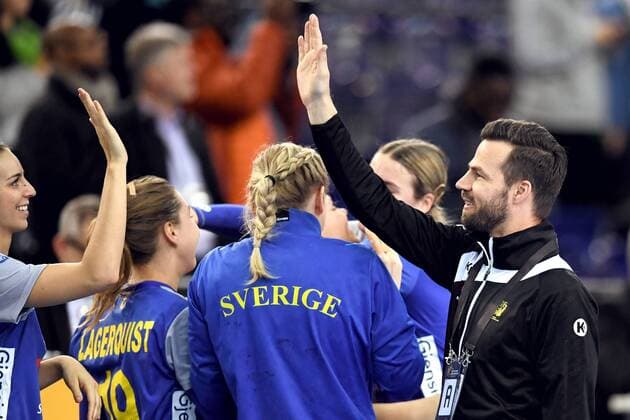 Handball, WM, Damen, Schweden - Slowenien 171210 Sveriges förbundskapten Henrik Signell jublar efter attondelsfinalen mellan Sverige och Slovenien under handbolls-VM den 10 december 2017 i Leipzig. Copyright: CARLxSANDIN BB171210CS097