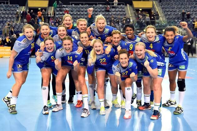 Themen der Woche Bilder des Tages - SPORT Handball, WM, Damen, Schweden - Slowenien 171210 De svenska spelarna jublar efter attondelsfinalen mellan Sverige och Slovenien under handbolls-VM den 10 december 2017 i Leipzig. Copyright: CARLxSANDIN BB171210CS098