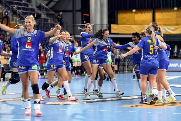 Handball, WM, Damen, Schweden - Slowenien 171210 De svenska spelarna jublar efter attondelsfinalen mellan Sverige och Slovenien under handbolls-VM den 10 december 2017 i Leipzig. Copyright: CARLxSANDIN BB171210CS099