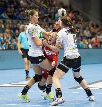 Bilder des Tages - SPORT vl: Xenia Smits (11 GER), Lotte Grigel (14 DEN), Jenny Karolius (6 GER) Achtelfinale: Deutschland - Daenemark in Magdeburg am 10.12.2017. Handball 23. Frauen Handball-Weltmeisterschaft in Deutschland 2017,