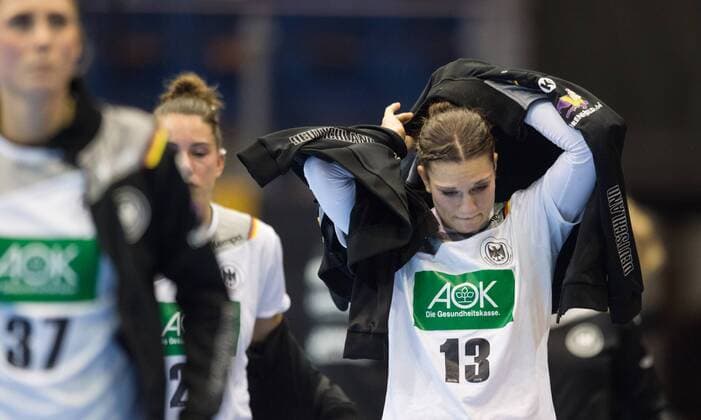 Bilder des Tages - SPORT Nach dem Ende des Spiels und dem Ausscheiden von Team Deutschland: Alicia STOLLE (37 GER), Anna Loerper (10 GER) und Julia Behnke (13 GER) gehen vom Spielfeld. Achtelfinale: Deutschland - Daenemark in Magdeburg am 10.12.2017. Handball 23. Frauen Handball-Weltmeisterschaft in Deutschland 2017,