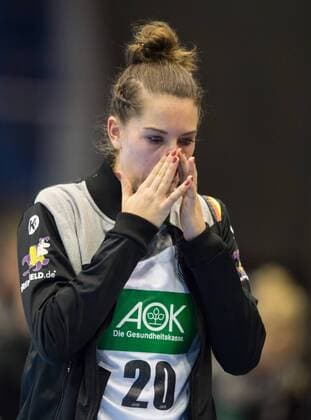 Nach dem Ende des Spiels und dem Ausscheiden von Team Deutschland: Emily BOELK (20 GER) Achtelfinale: Deutschland - Daenemark in Magdeburg am 10.12.2017. Handball 23. Frauen Handball-Weltmeisterschaft in Deutschland 2017,
