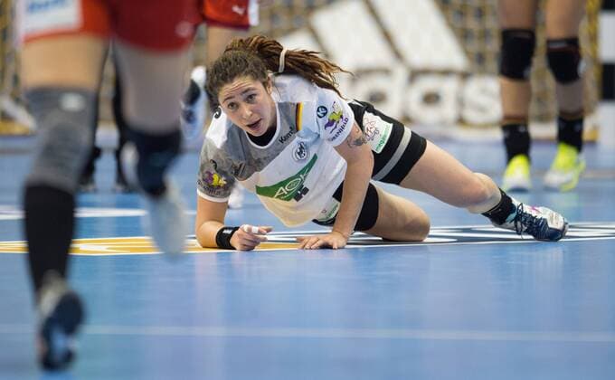 Bilder des Tages - SPORT Jenny Karolius (6 GER) Achtelfinale: Deutschland - Daenemark in Magdeburg am 10.12.2017. Handball 23. Frauen Handball-Weltmeisterschaft in Deutschland 2017,