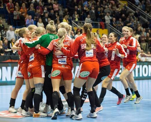 Handball, WM, Damen, Deutschland - Dänemark Nach dem Abpfiff: Die daenischen Spielerinnen freuen sich gemeinsam ueber den Sieg und den Einzug in das Viertelfinale. Achtelfinale: Deutschland - Daenemark in Magdeburg am 10.12.2017. Handball 23. Frauen Handball-Weltmeisterschaft in Deutschland 2017,