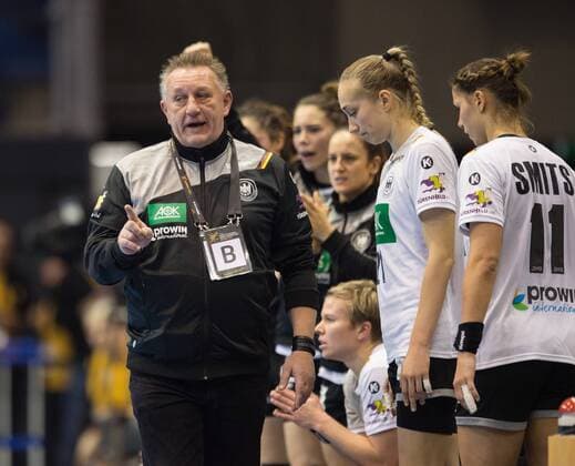 Handball, WM, Damen, Deutschland - Dänemark vl: Cheftrainer Michael Biegler (GER), Nadja Mansson (21 GER) und Xenia Smits (11 GER) Achtelfinale: Deutschland - Daenemark in Magdeburg am 10.12.2017. Handball 23. Frauen Handball-Weltmeisterschaft in Deutschland 2017,