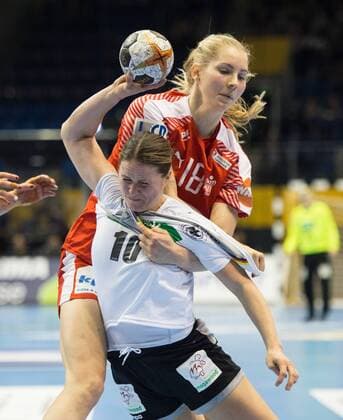 Handball, WM, Damen, Deutschland - Dänemark Mette Transborg (18 DEN) stoppt Anna Loerper (10 GER) Achtelfinale: Deutschland - Daenemark in Magdeburg am 10.12.2017. Handball 23. Frauen Handball-Weltmeisterschaft in Deutschland 2017,