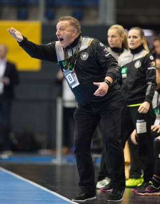 Handball, WM, Damen, Deutschland - Dänemark Cheftrainer Michael Biegler (GER) Achtelfinale: Deutschland - Daenemark in Magdeburg am 10.12.2017. Handball 23. Frauen Handball-Weltmeisterschaft in Deutschland 2017,