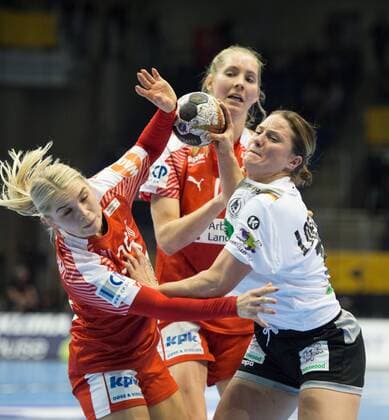 Handball, WM, Damen, Deutschland - Dänemark vl: Trine Ostergaard Jensen (25 DEN), Mette Transborg (18 DEN), Anna Loerper (10 GER) Achtelfinale: Deutschland - Daenemark in Magdeburg am 10.12.2017. Handball 23. Frauen Handball-Weltmeisterschaft in Deutschland 2017,