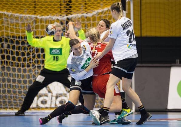 Handball, WM, Damen, Deutschland - Dänemark Julia Behnke (13 GER), Anna Loerper (10 GER) und Nadja Mansson (21 GER) versuchen Kathrine Heindahl (10 DEN) zu stoppen. Achtelfinale: Deutschland - Daenemark in Magdeburg am 10.12.2017. Handball 23. Frauen Handball-Weltmeisterschaft in Deutschland 2017,