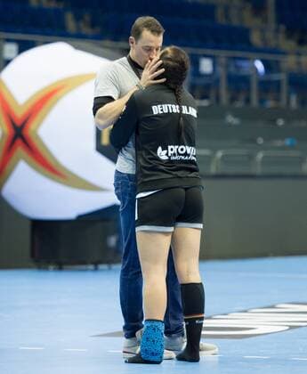 Bilder des Tages - SPORT Handball, WM, Damen, Deutschland - Dänemark Nach dem Spiel: Der ehemalige Handball-Nationalspieler Dominik Klein kuesst seine Ehefrau und Nationalspielerin Isabell Klein (3 GER). Achtelfinale: Deutschland - Daenemark in Magdeburg am 10.12.2017. Handball 23. Frauen Handball-Weltmeisterschaft in Deutschland 2017,