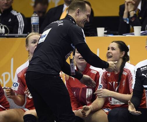 Handball, WM, Damen, Deutschland - Dänemark Klavs Bruun Jorgensen takker Stine Bodholt for indsatsen. Danmark slog vaertslandet Tyskland ud i 1 8-finalen ved VM i handbold for kvinder, sondag aften. Kampen blev spillet i Magdeburg. Polfoto_73276182  Copyright: POULSENxLARS