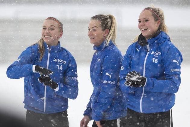Spass bei der Schneeballschlacht: Von links: Jackie Groenen (Frankfurt, 14), Lily Agg (Frankfurt, 8) und Janina Hechler (Frankfurt, 16) Frankfurt am Main Copyright: xRoskaritzx Eibner-Pressefotox EP_kess_rrz